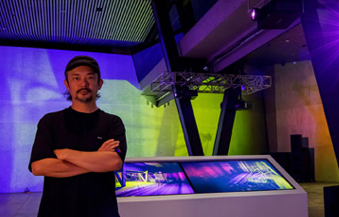 Voices 建築空間に共鳴する音響と映像。いよいよスタートしたVS.のオープニングを飾るアーティスト・真鍋大度の挑戦のアイキャッチ画像